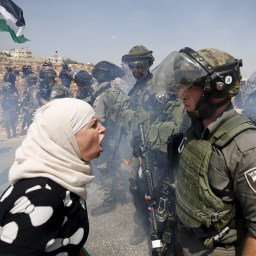 Gaszenie pożaru benzyną – Donald Trump „przenosi” stolicę Izraela