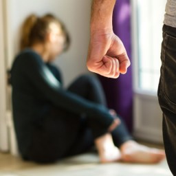 Mamo, dlaczego tata nas bije?