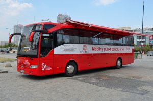 Mobilny_punkt_poboru_krwi_plac_Defilad_w_Warszawie