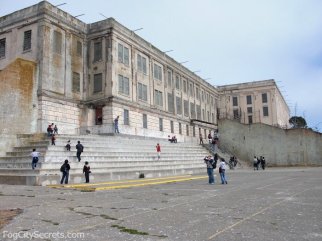 xalcatraz-prison-tours-10.jpg.pagespeed.ic_.y9ttmzbhjj