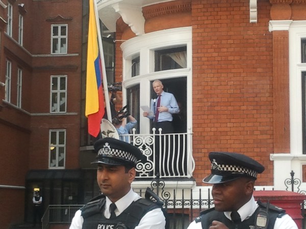 Assange przemawiający na balkonie ambasady Ekwadoru w Londynie, 2012. Fot. wl dreamer Wikimedia Commons.jpg