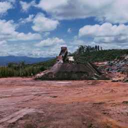 Dziedzictwo kolonializmu: od klątwy surowcowej po pułapkę zależności