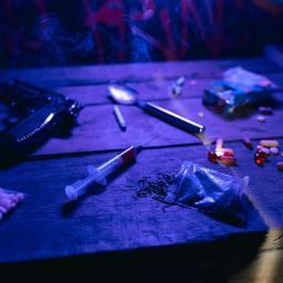 Ogromne liczby i internetowy bazarek – skala narkotykowego biznesu w Polsce